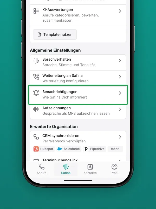 Screenshot der Safina AI App-Einstellungen: Benachrichtigungen konfigurieren, Sprachverhalten, Weiterleitung an Safina, Aufzeichnungen, CRM synchronisieren, Terminbuchungslink. Einstellungen für KI-Auswertungen und Erweiterte Organisation sind sichtbar. Zeigt Benutzerfreundlichkeit der Safina AI Telefonzentrale.