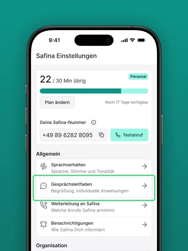 Screenshot der Safina AI App-Einstellungen. Zeigt den Minutenverbrauch (22/30 Min übrig im Personal-Tarif) und die eigene Safina-Nummer. Die Option "Gesprächsleitfaden" (Begrüßung, individuelle Anweisungen) ist grün hervorgehoben. Darüber und darunter sind allgemeine Einstellungen wie Sprachverhalten, Weiterleitung an Safina und Benachrichtigungen sichtbar. Visualisiert den Einstiegspunkt zur Anpassung der KI-Anrufassistenz.