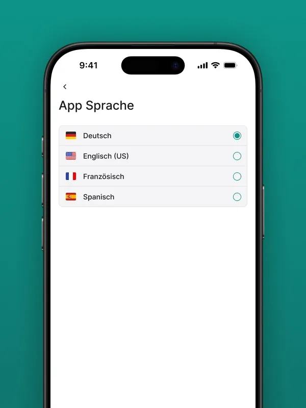Screenshot der "App Sprache" Auswahl in der Safina AI App. Zeigt Optionen für Deutsch (aktiviert), Englisch (US), Französisch und Spanisch, jeweils mit Länderflaggen. Illustriert die Mehrsprachigkeit und Anpassbarkeit der Benutzeroberfläche der Safina AI Telefonzentrale.