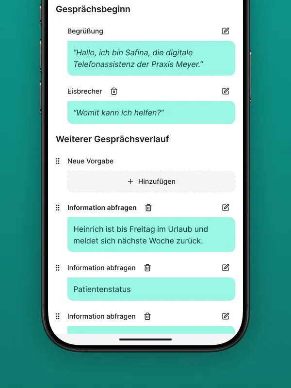 Screenshot der Safina AI App zur Bearbeitung des Gesprächsleitfadens. Zeigt anpassbare Elemente wie Begrüßung ("Hallo, ich bin Safina, die digitale Telefonassistenz der Praxis Meyer."), Hinweis auf Audioaufzeichnungen und einen Eisbrecher ("Womit kann ich helfen?"). Der Bereich "Weiterer Gesprächsverlauf" mit Optionen zum Hinzufügen neuer Vorgaben und einer bestehenden Information ("Heinrich ist bis Freitag im Urlaub...") ist sichtbar. Demonstriert die detaillierte Konfiguration des KI-Dialogs für die Safina AI Telefonzentrale.