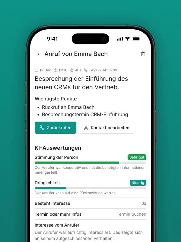 Screenshot der detaillierten Anrufzusammenfassung in der Safina AI App für einen Anruf von Emma Bach. Zeigt Gesprächsdetails (Datum, Uhrzeit, Dauer, Rufnummer), den Betreff "Besprechung der Einführung des neuen CRMs für den Vertrieb" und "Wichtigste Punkte" (Rückruf, Besprechungstermin). Darunter sind KI-Auswertungen sichtbar: Stimmung (Sehr gut), Dringlichkeit (Niedrig), Besteht Interesse (Ja) und Interesse vom Anrufer, mit einer kurzen Begründung. Visualisiert die intelligente Anrufanalyse und Zusammenfassung durch Safina AI für Unternehmen.