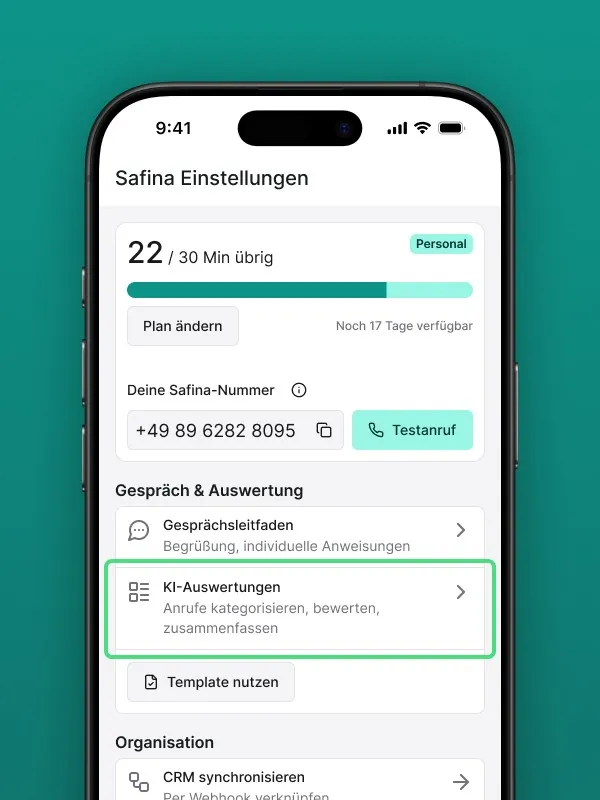  Screenshot der Safina AI App-Einstellungen. Zeigt den Minutenverbrauch (22/30 Min übrig im Personal-Tarif) und die eigene Safina-Nummer. Die Option "KI-Auswertungen" (Anrufe kategorisieren, bewerten, zusammenfassen) ist grün hervorgehoben. Darüber und darunter sind Optionen wie Gesprächsleitfaden und Template nutzen sichtbar. Visualisiert den Zugang zu den intelligenten Gesprächsanalysen der Safina AI Telefonzentrale.