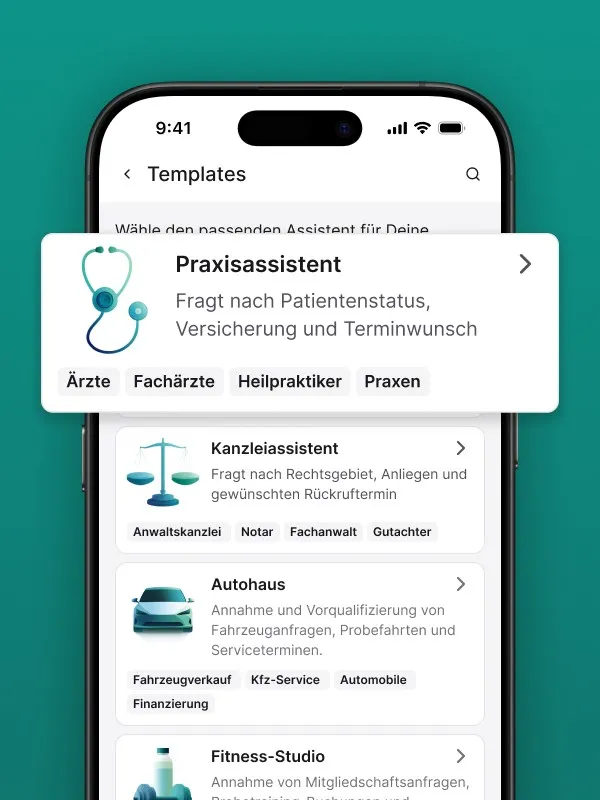 Auswahl an Vorlagen für den KI-Telefonservice Safina AI. Im Vordergrund ist die Vorlage 'Praxisassistent' mit einem Stethoskop-Symbol markiert. Die Beschreibung lautet: 'Fragt nach Patientenstatus, Versicherung und Terminwunsch'. Die zugehörigen Keywords für diese Vorlage sind Ärzte, Fachärzte, Heilpraktiker und Praxen.