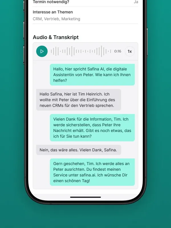 Screenshot des "Audio & Transkript" Bereichs in der Safina AI App. Zeigt einen Audio-Player mit Zeitangabe und ein vollständiges Gesprächstranskript. Der Dialog zwischen Safina AI ("Hallo, hier spricht Safina AI, die digitale Assistentin von Peter. Wie kann ich Ihnen helfen?") und einem Anrufer (Tim Heinrich) ist sichtbar, inklusive der Themen "CRM, Vertrieb, Marketing". Demonstriert die detaillierte Aufzeichnung und Transkription von Telefonaten durch die Safina AI Telefonzentrale.
