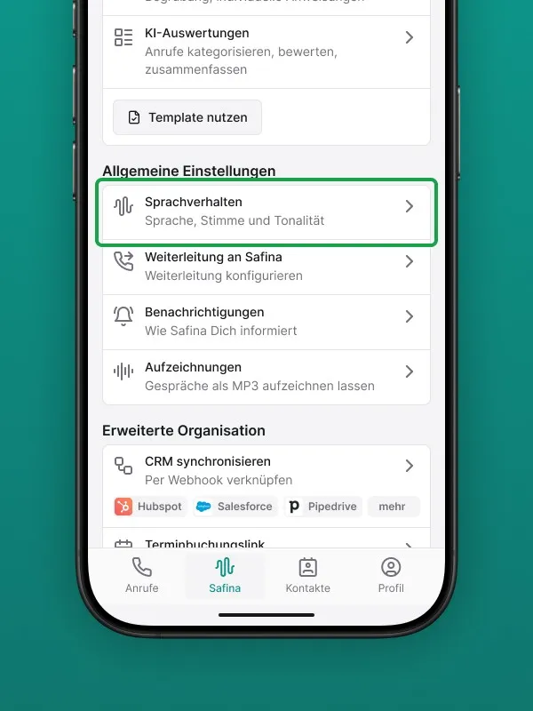 Screenshot der Safina AI App-Einstellungen. Die Option "Sprachverhalten" (Sprache, Stimme und Tonalität) ist grün hervorgehoben. Weitere allgemeine Einstellungen wie Weiterleitung an Safina, Benachrichtigungen und Aufzeichnungen, sowie erweiterte Organisationsoptionen (CRM synchronisieren, Terminbuchungslink) sind sichtbar. Zeigt die Anpassungsmöglichkeiten der KI-Stimme der Safina AI Telefonzentrale.