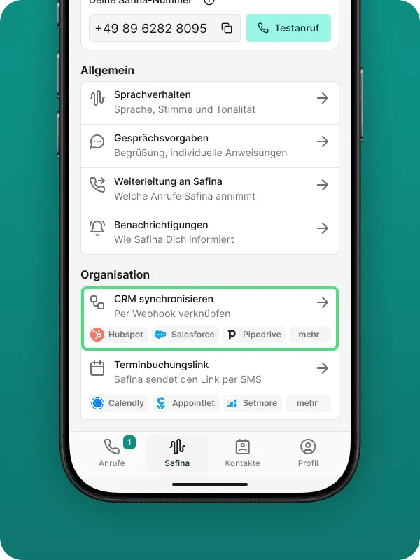 Screenshot de los ajustes de la app Safina AI. La sección "Organización" está resaltada, con opciones para "Sincronizar CRM" (incluyendo Hubspot, Salesforce, Pipedrive) y "Enlace de reserva de citas" (incluyendo Calendly, Appointlet, Setmore). Arriba se ven ajustes generales como comportamiento de voz, pautas de conversación, desvío a Safina y notificaciones. Muestra las amplias opciones de integración de la centralita telefónica Safina AI.