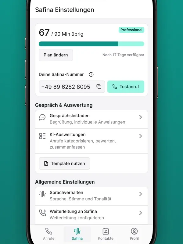 Screenshot der Safina AI App Übersicht: Safina Einstellungen. Zeigt den aktuellen Minutenverbrauch (67 von 90 Min übrig) im Professional-Tarif, die eigene Safina-Telefonnummer (+49 89 6282 8095) mit Testanruf-Option. Darunter Sektionen für Gespräch & Auswertung (Gesprächsleitfaden, KI-Auswertungen, Template nutzen) und Allgemeine Einstellungen (Sprachverhalten, Weiterleitung an Safina). Visualisiert das Dashboard zur Verwaltung der Safina AI Telefonzentrale für KMU.