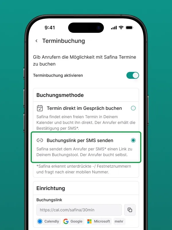 Screenshot der "Terminbuchungslink" Konfigurationsseite in der Safina AI App. Erklärt, dass Safina den Link per SMS sendet, wenn ein Anrufer einen Termin vereinbaren möchte. Zeigt unterstützte Buchungstools wie Calendly, Google und Microsoft. Ein Link-Feld mit "https://cal.com/safina/30min" und ein Schalter zum "Buchungslink aktivieren" sind sichtbar. Demonstriert die nahtlose Terminbuchungs-Integration der Safina AI Telefonzentrale.
